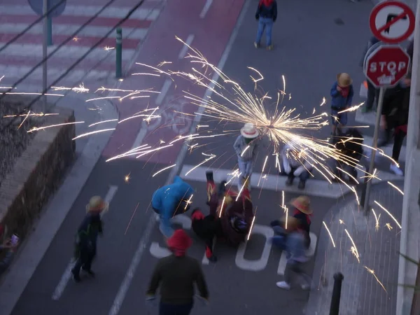 Correfoc 전형적인 카탈로니아 파티로 붙이고 마침내 폭발하는 폭죽으로 지팡이를 운반하는 — 스톡 사진