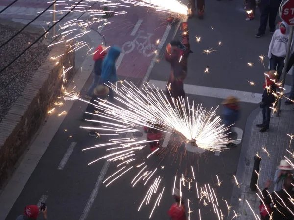 Correfoc 전형적인 카탈로니아 파티로 붙이고 마침내 폭발하는 폭죽으로 지팡이를 운반하는 — 스톡 사진