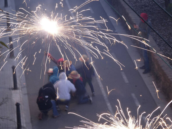 "Коррефок" - типичная каталонская партия, состоящая из демонов, которые несут трости с фейерверками, которые попадают под огонь и, наконец, взрываются. Дьяволы гонятся за помощниками с этими фейерверками, они пытаются, что дьяволы не могут пройти и дьяволы ж
