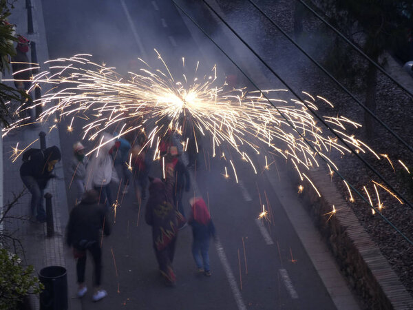 "Коррефок" - типичная каталонская партия, состоящая из демонов, которые несут трости с фейерверками, которые попадают под огонь и, наконец, взрываются. Дьяволы гонятся за помощниками с этими фейерверками, они пытаются, что дьяволы не могут пройти и дьяволы ж
