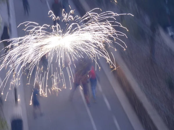 Correfoc 전형적인 카탈로니아 파티로 붙이고 마침내 폭발하는 폭죽으로 지팡이를 운반하는 — 스톡 사진