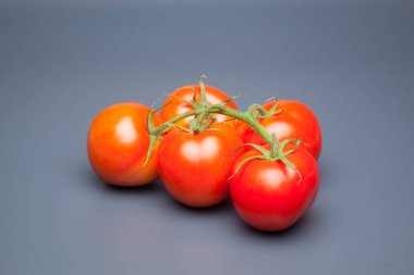 Domates kırmızı ve taze, doğrudan masaya gitmek için bahçeden getirilen, biz salata veya meyve olarak, vitamin ve antioksidanlar açısından zengin çiğ yiyebilirsiniz. domates ile biz meyve suları, reçeller, soslar, tavada yapabilirsiniz, biz et ile doldurabilir ve yapmak 