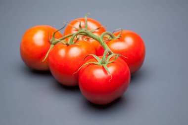 Domates kırmızı ve taze, doğrudan masaya gitmek için bahçeden getirilen, biz salata veya meyve olarak, vitamin ve antioksidanlar açısından zengin çiğ yiyebilirsiniz. domates ile biz meyve suları, reçeller, soslar, tavada yapabilirsiniz, biz et ile doldurabilir ve yapmak 