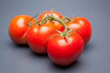 Domates kırmızı ve taze, doğrudan masaya gitmek için bahçeden getirilen, biz salata veya meyve olarak, vitamin ve antioksidanlar açısından zengin çiğ yiyebilirsiniz. domates ile biz meyve suları, reçeller, soslar, tavada yapabilirsiniz, biz et ile doldurabilir ve yapmak 