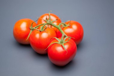 Domates kırmızı ve taze, doğrudan masaya gitmek için bahçeden getirilen, biz salata veya meyve olarak, vitamin ve antioksidanlar açısından zengin çiğ yiyebilirsiniz. domates ile biz meyve suları, reçeller, soslar, tavada yapabilirsiniz, biz et ile doldurabilir ve yapmak 