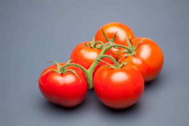 Domates kırmızı ve taze, doğrudan masaya gitmek için bahçeden getirilen, biz salata veya meyve olarak, vitamin ve antioksidanlar açısından zengin çiğ yiyebilirsiniz. domates ile biz meyve suları, reçeller, soslar, tavada yapabilirsiniz, biz et ile doldurabilir ve yapmak 