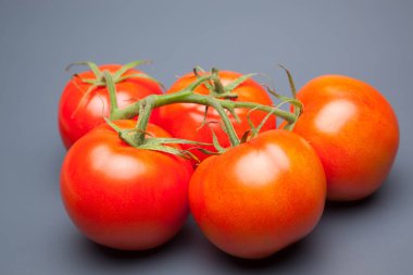 Domates kırmızı ve taze, doğrudan masaya gitmek için bahçeden getirilen, biz salata veya meyve olarak, vitamin ve antioksidanlar açısından zengin çiğ yiyebilirsiniz. domates ile biz meyve suları, reçeller, soslar, tavada yapabilirsiniz, biz et ile doldurabilir ve yapmak 