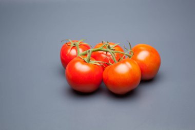 Domates kırmızı ve taze, doğrudan masaya gitmek için bahçeden getirilen, biz salata veya meyve olarak, vitamin ve antioksidanlar açısından zengin çiğ yiyebilirsiniz. domates ile biz meyve suları, reçeller, soslar, tavada yapabilirsiniz, biz et ile doldurabilir ve yapmak 