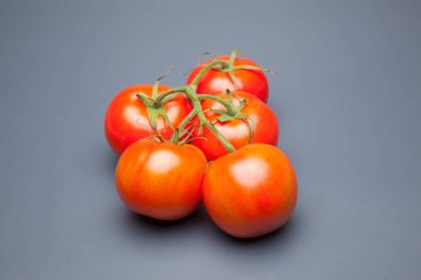 Domates kırmızı ve taze, doğrudan masaya gitmek için bahçeden getirilen, biz salata veya meyve olarak, vitamin ve antioksidanlar açısından zengin çiğ yiyebilirsiniz. domates ile biz meyve suları, reçeller, soslar, tavada yapabilirsiniz, biz et ile doldurabilir ve yapmak 