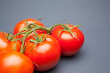 Domates kırmızı ve taze, doğrudan masaya gitmek için bahçeden getirilen, biz salata veya meyve olarak, vitamin ve antioksidanlar açısından zengin çiğ yiyebilirsiniz. domates ile biz meyve suları, reçeller, soslar, tavada yapabilirsiniz, biz et ile doldurabilir ve yapmak 