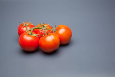 Domates kırmızı ve taze, doğrudan masaya gitmek için bahçeden getirilen, biz salata veya meyve olarak, vitamin ve antioksidanlar açısından zengin çiğ yiyebilirsiniz. domates ile biz meyve suları, reçeller, soslar, tavada yapabilirsiniz, biz et ile doldurabilir ve yapmak 