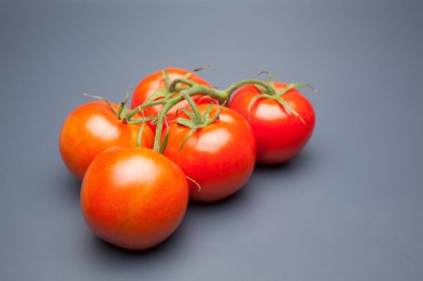 Domates kırmızı ve taze, doğrudan masaya gitmek için bahçeden getirilen, biz salata veya meyve olarak, vitamin ve antioksidanlar açısından zengin çiğ yiyebilirsiniz. domates ile biz meyve suları, reçeller, soslar, tavada yapabilirsiniz, biz et ile doldurabilir ve yapmak 