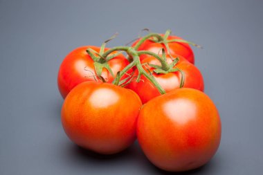 Domates kırmızı ve taze, doğrudan masaya gitmek için bahçeden getirilen, biz salata veya meyve olarak, vitamin ve antioksidanlar açısından zengin çiğ yiyebilirsiniz. domates ile biz meyve suları, reçeller, soslar, tavada yapabilirsiniz, biz et ile doldurabilir ve yapmak 