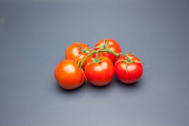 Domates kırmızı ve taze, doğrudan masaya gitmek için bahçeden getirilen, biz salata veya meyve olarak, vitamin ve antioksidanlar açısından zengin çiğ yiyebilirsiniz. domates ile biz meyve suları, reçeller, soslar, tavada yapabilirsiniz, biz et ile doldurabilir ve yapmak 