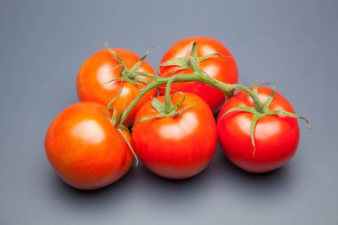 Domates kırmızı ve taze, doğrudan masaya gitmek için bahçeden getirilen, biz salata veya meyve olarak, vitamin ve antioksidanlar açısından zengin çiğ yiyebilirsiniz. domates ile biz meyve suları, reçeller, soslar, tavada yapabilirsiniz, biz et ile doldurabilir ve yapmak 