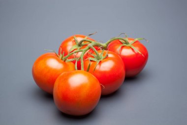 Domates kırmızı ve taze, doğrudan masaya gitmek için bahçeden getirilen, biz salata veya meyve olarak, vitamin ve antioksidanlar açısından zengin çiğ yiyebilirsiniz. domates ile biz meyve suları, reçeller, soslar, tavada yapabilirsiniz, biz et ile doldurabilir ve yapmak 