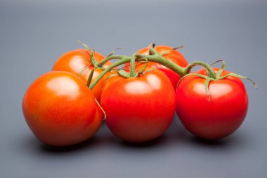 Domates kırmızı ve taze, doğrudan masaya gitmek için bahçeden getirilen, biz salata veya meyve olarak, vitamin ve antioksidanlar açısından zengin çiğ yiyebilirsiniz. domates ile biz meyve suları, reçeller, soslar, tavada yapabilirsiniz, biz et ile doldurabilir ve yapmak 