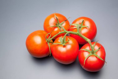 Domates kırmızı ve taze, doğrudan masaya gitmek için bahçeden getirilen, biz salata veya meyve olarak, vitamin ve antioksidanlar açısından zengin çiğ yiyebilirsiniz. domates ile biz meyve suları, reçeller, soslar, tavada yapabilirsiniz, biz et ile doldurabilir ve yapmak 