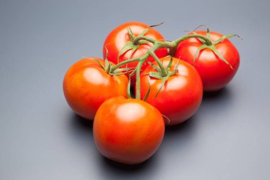 Domates kırmızı ve taze, doğrudan masaya gitmek için bahçeden getirilen, biz salata veya meyve olarak, vitamin ve antioksidanlar açısından zengin çiğ yiyebilirsiniz. domates ile biz meyve suları, reçeller, soslar, tavada yapabilirsiniz, biz et ile doldurabilir ve yapmak 