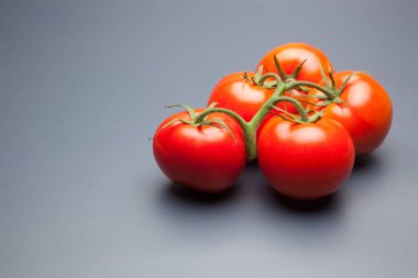 Domates kırmızı ve taze, doğrudan masaya gitmek için bahçeden getirilen, biz salata veya meyve olarak, vitamin ve antioksidanlar açısından zengin çiğ yiyebilirsiniz. domates ile biz meyve suları, reçeller, soslar, tavada yapabilirsiniz, biz et ile doldurabilir ve yapmak 