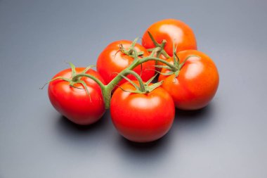 Domates kırmızı ve taze, doğrudan masaya gitmek için bahçeden getirilen, biz salata veya meyve olarak, vitamin ve antioksidanlar açısından zengin çiğ yiyebilirsiniz. domates ile biz meyve suları, reçeller, soslar, tavada yapabilirsiniz, biz et ile doldurabilir ve yapmak 