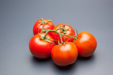 Domates kırmızı ve taze, doğrudan masaya gitmek için bahçeden getirilen, biz salata veya meyve olarak, vitamin ve antioksidanlar açısından zengin çiğ yiyebilirsiniz. domates ile biz meyve suları, reçeller, soslar, tavada yapabilirsiniz, biz et ile doldurabilir ve yapmak 