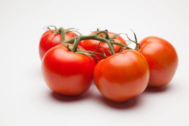 Domates kırmızı ve taze, doğrudan masaya gitmek için bahçeden getirilen, biz salata veya meyve olarak, vitamin ve antioksidanlar açısından zengin çiğ yiyebilirsiniz. domates ile biz meyve suları, reçeller, soslar, tavada yapabilirsiniz, biz et ile doldurabilir ve yapmak 