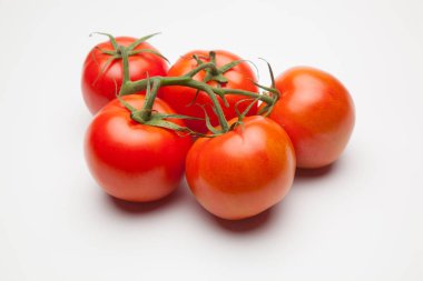 Domates kırmızı ve taze, doğrudan masaya gitmek için bahçeden getirilen, biz salata veya meyve olarak, vitamin ve antioksidanlar açısından zengin çiğ yiyebilirsiniz. domates ile biz meyve suları, reçeller, soslar, tavada yapabilirsiniz, biz et ile doldurabilir ve yapmak 