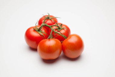 Domates kırmızı ve taze, doğrudan masaya gitmek için bahçeden getirilen, biz salata veya meyve olarak, vitamin ve antioksidanlar açısından zengin çiğ yiyebilirsiniz. domates ile biz meyve suları, reçeller, soslar, tavada yapabilirsiniz, biz et ile doldurabilir ve yapmak 