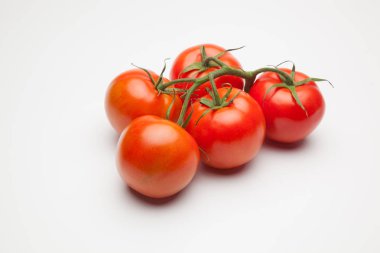 Domates kırmızı ve taze, doğrudan masaya gitmek için bahçeden getirilen, biz salata veya meyve olarak, vitamin ve antioksidanlar açısından zengin çiğ yiyebilirsiniz. domates ile biz meyve suları, reçeller, soslar, tavada yapabilirsiniz, biz et ile doldurabilir ve yapmak 