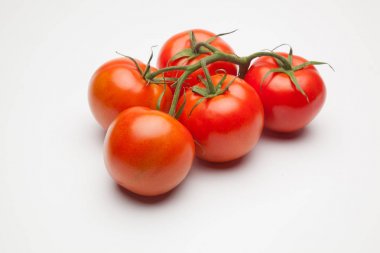 Domates kırmızı ve taze, doğrudan masaya gitmek için bahçeden getirilen, biz salata veya meyve olarak, vitamin ve antioksidanlar açısından zengin çiğ yiyebilirsiniz. domates ile biz meyve suları, reçeller, soslar, tavada yapabilirsiniz, biz et ile doldurabilir ve yapmak 