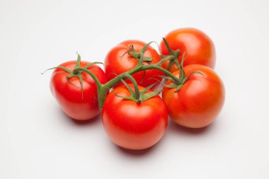 Domates kırmızı ve taze, doğrudan masaya gitmek için bahçeden getirilen, biz salata veya meyve olarak, vitamin ve antioksidanlar açısından zengin çiğ yiyebilirsiniz. domates ile biz meyve suları, reçeller, soslar, tavada yapabilirsiniz, biz et ile doldurabilir ve yapmak 