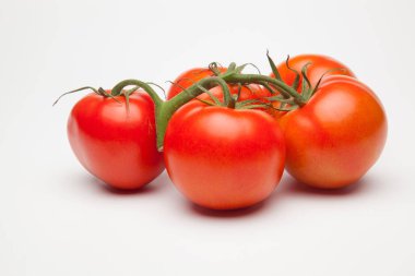 Domates kırmızı ve taze, doğrudan masaya gitmek için bahçeden getirilen, biz salata veya meyve olarak, vitamin ve antioksidanlar açısından zengin çiğ yiyebilirsiniz. domates ile biz meyve suları, reçeller, soslar, tavada yapabilirsiniz, biz et ile doldurabilir ve yapmak 