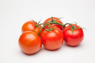 Domates kırmızı ve taze, doğrudan masaya gitmek için bahçeden getirilen, biz salata veya meyve olarak, vitamin ve antioksidanlar açısından zengin çiğ yiyebilirsiniz. domates ile biz meyve suları, reçeller, soslar, tavada yapabilirsiniz, biz et ile doldurabilir ve yapmak 