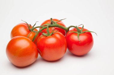 Domates kırmızı ve taze, doğrudan masaya gitmek için bahçeden getirilen, biz salata veya meyve olarak, vitamin ve antioksidanlar açısından zengin çiğ yiyebilirsiniz. domates ile biz meyve suları, reçeller, soslar, tavada yapabilirsiniz, biz et ile doldurabilir ve yapmak 