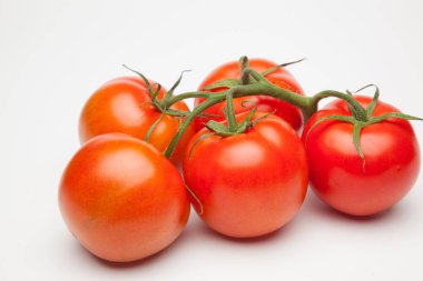 Domates kırmızı ve taze, doğrudan masaya gitmek için bahçeden getirilen, biz salata veya meyve olarak, vitamin ve antioksidanlar açısından zengin çiğ yiyebilirsiniz. domates ile biz meyve suları, reçeller, soslar, tavada yapabilirsiniz, biz et ile doldurabilir ve yapmak 