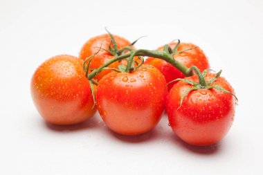 Domates kırmızı ve taze, doğrudan masaya gitmek için bahçeden getirilen, biz salata veya meyve olarak, vitamin ve antioksidanlar açısından zengin çiğ yiyebilirsiniz. domates ile biz meyve suları, reçeller, soslar, tavada yapabilirsiniz, biz et ile doldurabilir ve yapmak 