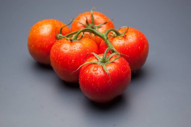 Domates kırmızı ve taze, doğrudan masaya gitmek için bahçeden getirilen, biz salata veya meyve olarak, vitamin ve antioksidanlar açısından zengin çiğ yiyebilirsiniz. domates ile biz meyve suları, reçeller, soslar, tavada yapabilirsiniz, biz et ile doldurabilir ve yapmak 