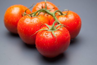 Domates kırmızı ve taze, doğrudan masaya gitmek için bahçeden getirilen, biz salata veya meyve olarak, vitamin ve antioksidanlar açısından zengin çiğ yiyebilirsiniz. domates ile biz meyve suları, reçeller, soslar, tavada yapabilirsiniz, biz et ile doldurabilir ve yapmak 