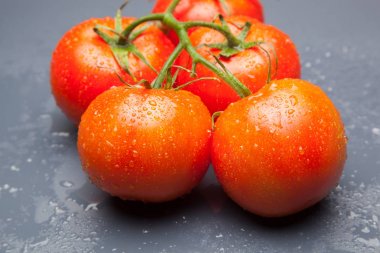 Domates kırmızı ve taze, doğrudan masaya gitmek için bahçeden getirilen, biz salata veya meyve olarak, vitamin ve antioksidanlar açısından zengin çiğ yiyebilirsiniz. domates ile biz meyve suları, reçeller, soslar, tavada yapabilirsiniz, biz et ile doldurabilir ve yapmak 