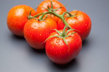 Domates kırmızı ve taze, doğrudan masaya gitmek için bahçeden getirilen, biz salata veya meyve olarak, vitamin ve antioksidanlar açısından zengin çiğ yiyebilirsiniz. domates ile biz meyve suları, reçeller, soslar, tavada yapabilirsiniz, biz et ile doldurabilir ve yapmak 