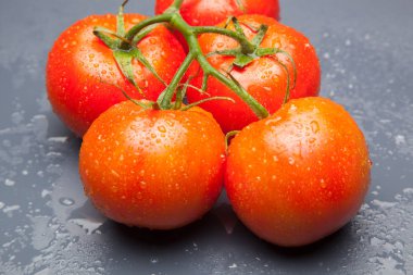 Domates kırmızı ve taze, doğrudan masaya gitmek için bahçeden getirilen, biz salata veya meyve olarak, vitamin ve antioksidanlar açısından zengin çiğ yiyebilirsiniz. domates ile biz meyve suları, reçeller, soslar, tavada yapabilirsiniz, biz et ile doldurabilir ve yapmak 