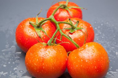 Domates kırmızı ve taze, doğrudan masaya gitmek için bahçeden getirilen, biz salata veya meyve olarak, vitamin ve antioksidanlar açısından zengin çiğ yiyebilirsiniz. domates ile biz meyve suları, reçeller, soslar, tavada yapabilirsiniz, biz et ile doldurabilir ve yapmak 