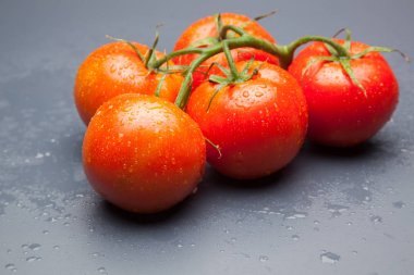 Domates kırmızı ve taze, doğrudan masaya gitmek için bahçeden getirilen, biz salata veya meyve olarak, vitamin ve antioksidanlar açısından zengin çiğ yiyebilirsiniz. domates ile biz meyve suları, reçeller, soslar, tavada yapabilirsiniz, biz et ile doldurabilir ve yapmak 