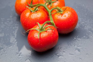 Domates kırmızı ve taze, doğrudan masaya gitmek için bahçeden getirilen, biz salata veya meyve olarak, vitamin ve antioksidanlar açısından zengin çiğ yiyebilirsiniz. domates ile biz meyve suları, reçeller, soslar, tavada yapabilirsiniz, biz et ile doldurabilir ve yapmak 