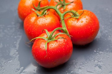 Domates kırmızı ve taze, doğrudan masaya gitmek için bahçeden getirilen, biz salata veya meyve olarak, vitamin ve antioksidanlar açısından zengin çiğ yiyebilirsiniz. domates ile biz meyve suları, reçeller, soslar, tavada yapabilirsiniz, biz et ile doldurabilir ve yapmak 