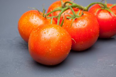 Domates kırmızı ve taze, doğrudan masaya gitmek için bahçeden getirilen, biz salata veya meyve olarak, vitamin ve antioksidanlar açısından zengin çiğ yiyebilirsiniz. domates ile biz meyve suları, reçeller, soslar, tavada yapabilirsiniz, biz et ile doldurabilir ve yapmak 