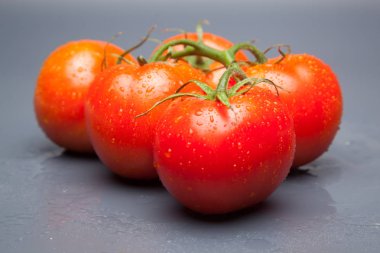 Domates kırmızı ve taze, doğrudan masaya gitmek için bahçeden getirilen, biz salata veya meyve olarak, vitamin ve antioksidanlar açısından zengin çiğ yiyebilirsiniz. domates ile biz meyve suları, reçeller, soslar, tavada yapabilirsiniz, biz et ile doldurabilir ve yapmak 