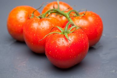 Domates kırmızı ve taze, doğrudan masaya gitmek için bahçeden getirilen, biz salata veya meyve olarak, vitamin ve antioksidanlar açısından zengin çiğ yiyebilirsiniz. domates ile biz meyve suları, reçeller, soslar, tavada yapabilirsiniz, biz et ile doldurabilir ve yapmak 