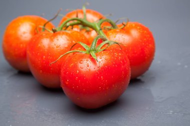 Domates kırmızı ve taze, doğrudan masaya gitmek için bahçeden getirilen, biz salata veya meyve olarak, vitamin ve antioksidanlar açısından zengin çiğ yiyebilirsiniz. domates ile biz meyve suları, reçeller, soslar, tavada yapabilirsiniz, biz et ile doldurabilir ve yapmak 